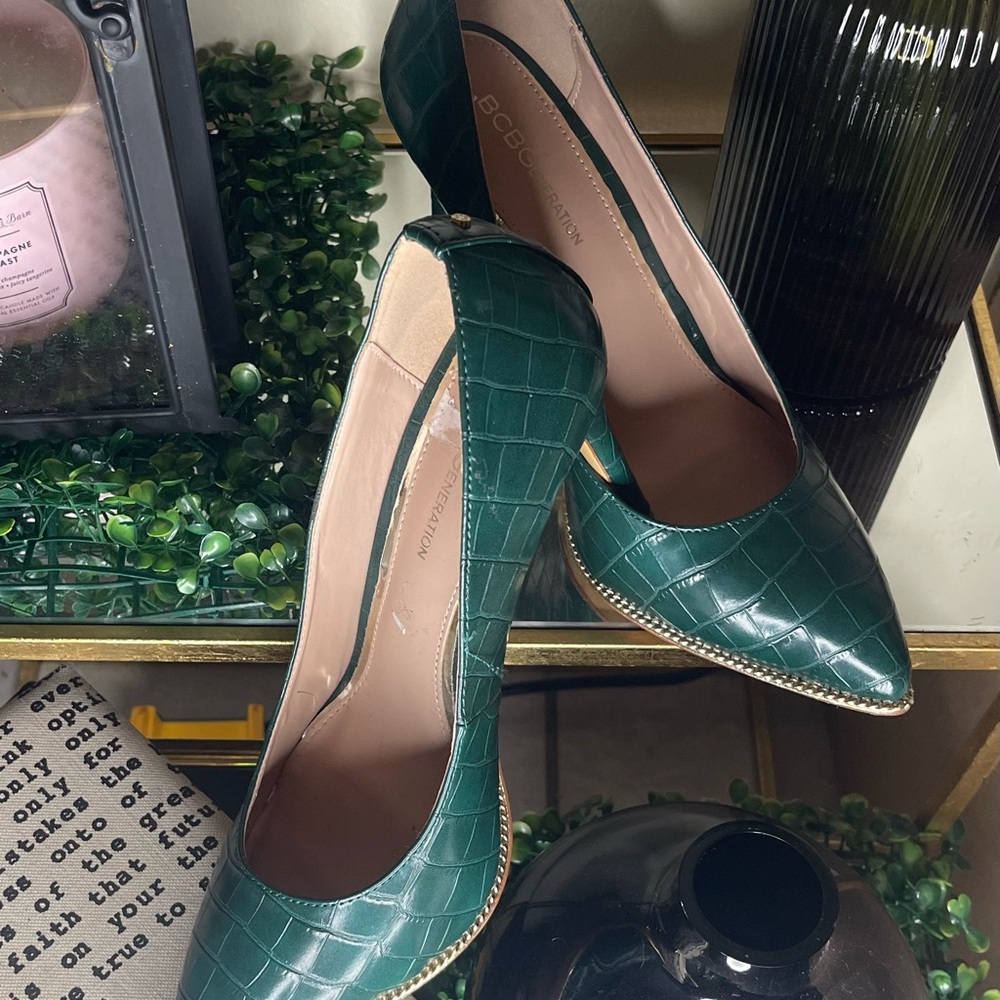 Elegant Green Croc-Embossed Pumps
